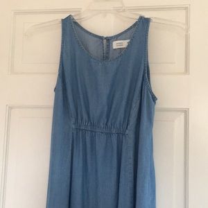 EUC Old Navy Chambray Maternity Dress. Size: M